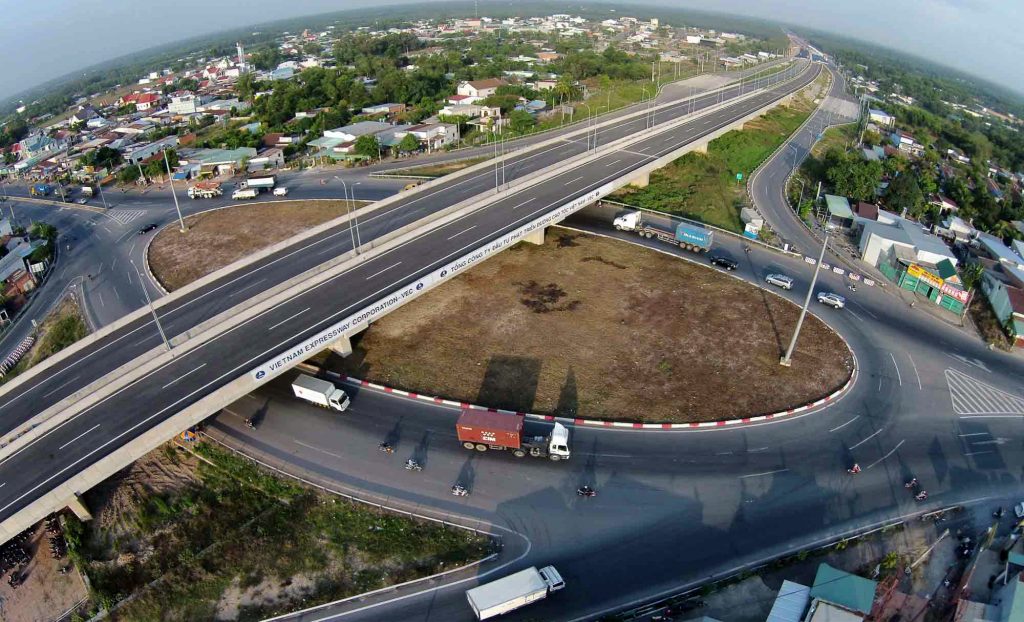 Có nên mua đất, nhà gần đường cao tốc, cột điện cao thế